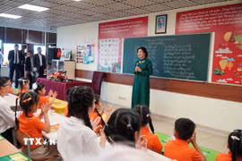 Phu nhân Ngô Phương Ly thăm một lớp dạy tiếng Việt cho con kiều bào tại Tổ hợp đa chức năng Hà Nội-Moskva. (Ảnh: Tâm Hằng/TTXVN)