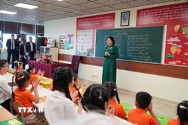 Phu nhân Ngô Phương Ly thăm một lớp dạy tiếng Việt cho con kiều bào tại Tổ hợp đa chức năng Hà Nội-Moskva. (Ảnh: Tâm Hằng/TTXVN)