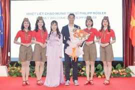 Hội đồng Quản trị, Ban Điều hành Vietjet chào mừng Tiến sỹ Philipp Rösler. (Ảnh: Vietnam+)