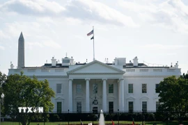 Quang cảnh bên ngoài Nhà Trắng ở Washington, D.C. (Ảnh: THX/TTXVN)