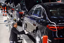 Kỹ sư làm việc trên dây chuyền sản xuất xe ôtô của hãng Mercedes-Benz ở Sindelfingen, gần Stuttgart (Đức). (Ảnh: Reuters/TTXVN)