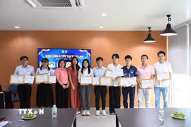 Ban Tổ chức trao tặng Giấy khen "Sinh viên 5 tốt." (Ảnh: Phạm Hải/TTXVN)