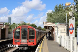Một ga nổi trên mặt đất của hệ thống tàu điện ngầm London (Anh). (Ảnh minh họa: Hữu Tiến/TTXVN)