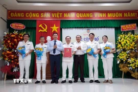 Lãnh đạo Bộ Tư pháp và Ủy ban Nhân dân thành phố Cần Thơ trao Quyết định thành lập Thi hành án dân sự thành phố Cần Thơ. (Ảnh: Thanh Liêm/TTXVN)