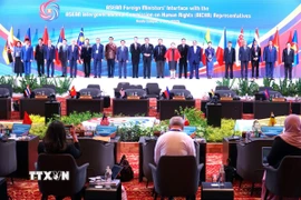 Phó Thủ tướng, Bộ trưởng Ngoại giao Bùi Thanh Sơn (thứ 10, trái) chụp ảnh chung với các đại biểu tham dự Hội nghị các Bộ trưởng Ngoại giao ASEAN và Ủy ban Liên chính phủ về Nhân quyền ASEAN (AICHR). (Ảnh: Hằng Linh/TTXVN)