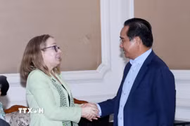 Ông Nguyễn Văn Được - Chủ tịch Ủy ban Nhân dân Thành phố Hồ Chí Minh chào đón bà Sarah Kemp - Phó Chủ tịch phụ trách Quan hệ Chính phủ quốc tế toàn cầu của Tập đoàn Intel. (Ảnh: Xuân Khu/TTXVN)