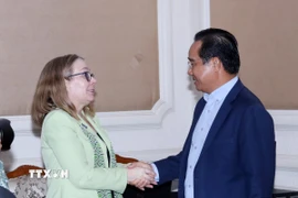 Ông Nguyễn Văn Được - Chủ tịch Ủy ban Nhân dân Thành phố Hồ Chí Minh chào đón bà Sarah Kemp - Phó Chủ tịch phụ trách Quan hệ Chính phủ quốc tế toàn cầu của Tập đoàn Intel. (Ảnh: Xuân Khu/TTXVN)