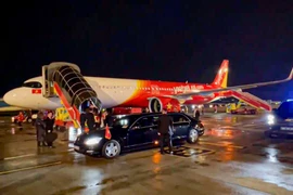 Tổng thống Cộng hòa Litva và Phu nhân đến Hà Nội trên chuyên cơ Vietjet