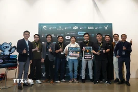 Đội giành giải nhất tại vòng chung kết. (Ảnh: Phạm Tuân/TTXVN)