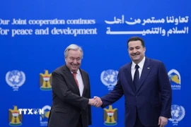 Tổng Thư ký Liên hợp quốc Antonio Guterres (trái) và Thủ tướng Iraq Mohammed Shia al-Sudani tại lễ kết thúc hoạt động của UNAMI ở Baghdad, ngày 13/12/2025. (Ảnh: AA/TTXVN)