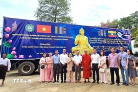 Đại sứ Việt Nam tại Myanmar Lý Quốc Tuấn (thứ sáu, trái) cùng cán bộ, nhân viên Đại sứ quán cùng tham dự buổi lễ cung nghinh đại tượng Phật Thích Ca. (Ảnh: TTXVN phát)