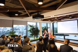 Phó Thủ tướng Nguyễn Chí Dũng phát biểu tại Diễn đàn "Thúc đẩy đổi mới sáng tạo, phát triển các ngành công nghệ chiến lược tại Việt Nam: Kinh nghiệm từ Vương quốc Anh" do VIS tổ chức. (Ảnh: Hữu Tiến/TTXVN)