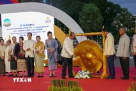 Phó Thủ tướng Chính phủ Lào Kikeo Khaykhamphithoun đánh chiêng chính thức khai mạc Lễ hội Thatluang 2025. (Ảnh: Xuân Tú/TTXVN)