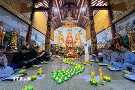 Buổi lễ không chỉ là hoạt động tôn giáo mang ý nghĩa nhân văn sâu sắc mà còn thể hiện tình cảm gắn bó, hướng về nguồn cội của cộng đồng người Việt Nam tại Lào. (Ảnh: Đỗ Bá Thành/TTXVN)