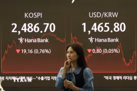 Bảng điện tử hiển thị chỉ số chứng khoán KOSPI tại ngân hàng Hana ở Seoul (Hàn Quốc) ngày 3/4/2025. (Ảnh: Yonhap/TTXVN)
