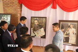 Đại sứ Phạm Việt Hùng cùng các đại biểu tham quan triển lãm tranh vẽ Bác Hồ của cố họa sỹ kiều bào Đào Trọng Lý trưng bày tại Làng hữu nghị Thái-Việt. (Ảnh: Đỗ Sinh/TTXVN)