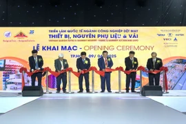 Đai biểu thực hiện nghi thức khai mạc. (Ảnh: Mỹ Phương/TTXVN)