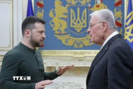 Tổng thống Ukraine Volodymyr Zelensky (trái) tiếp Đặc phái viên Mỹ về tình hình Nga và Ukraine, ông Keith Kellogg, tại Kiev, ngày 20/2/2025. (Ảnh: EPA/TTXVN)