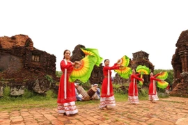 "Trao truyền tri thức tâm linh": Vũ điệu Chăm làm "sống" lại không gian tháp cổ