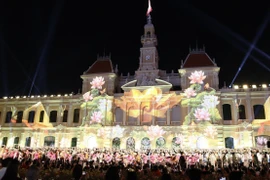 Màn kết hợp trình chiếu 3D Mapping và biểu diễn dân vũ "Vũ điệu khăn rằn" trước Ủy ban Nhân dân Thành phố Hồ Chí Minh tối 30/4 vừa qua. (Ảnh: Xuân Anh/TTXVN)