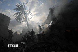 Các tòa nhà bị phá hủy sau cuộc không kích của Israel tại Rafah, Dải Gaza. (Ảnh: THX/TTXVN)