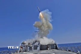 Tên lửa hành trình Tomahawk được phóng từ tàu khu trục USS Barry của Mỹ trên Địa Trung Hải. (Ảnh minh họa. AFP/TTXVN)