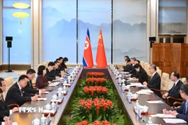 Bộ trưởng Ngoại giao Trung Quốc Vương Nghị và người đồng cấp Triều Tiên Choe Son Hui tại cuộc hội đàm ở Bắc Kinh ngày 28/9/2025. (Ảnh: THX/TTXVN)