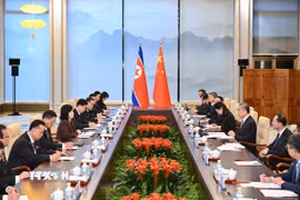 Bộ trưởng Ngoại giao Trung Quốc Vương Nghị và người đồng cấp Triều Tiên Choe Son Hui tại cuộc hội đàm ở Bắc Kinh ngày 28/9/2025. (Ảnh: THX/TTXVN)