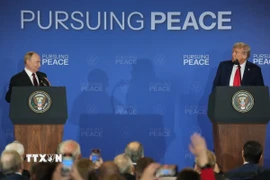 Tổng thống Mỹ Donald Trump (phải) và Tổng thống Nga Vladimir Putin trong cuộc họp báo chung tại Căn cứ Elmendorf-Richardson ở Anchorage, bang Alaska (Mỹ) ngày 15/8/2025. (Ảnh: THX/TTXVN)