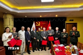 Đại tá, nhà văn Nguyễn Bỉnh Phương, Tổng biên tập Tạp chí Văn nghệ Quân đội, Phó chủ tịch Hội nhà văn Việt Nam (giữa) tặng quà tri ân các nhân chứng lịch sử. (Ảnh: Tâm Hằng/TTXVN)