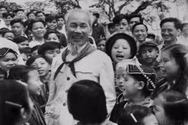 Chủ tịch Hồ Chí Minh đến thăm Trường thiếu nhi các dân tộc vùng cao Việt Bắc ở Thái Nguyên (13/3/1960). (Ảnh: TTXVN)
