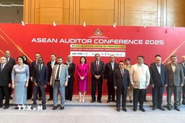 Phó Tổng Kiểm toán Nhà nước Hà Thị Mỹ Dung chụp ảnh kỷ niệm với các đại biểu tham dự Hội nghị Kiểm toán viên ASEAN 2025. (Ảnh: Thành Trung/TTXVN)