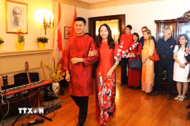 Tiết mục trình diễn áo dài truyền thống của cộng đồng người Việt tại Canada. (Ảnh: Trung Dũng/TTXVN)
