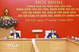 Thủ tướng Phạm Minh Chính, Bí thư Đảng ủy Chính phủ, Trưởng đoàn Kiểm tra 1908 và Chủ tịch Quốc hội Trần Thanh Mẫn, Bí thư Đảng ủy Quốc hội, Trưởng đoàn Kiểm tra 1910 chủ trì hội nghị. (Ảnh: Dương Giang/TTXVN)