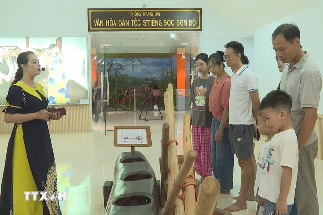 Hướng dẫn viên giới thiệu các hiện vật, hình ảnh tại Khu bảo tồn văn hóa dân tộc S’tiêng Sóc Bom Bo. (Ảnh: K GỬIH/TTXVN) ttxvn-0708n-soc-bom-bo-1.jpg