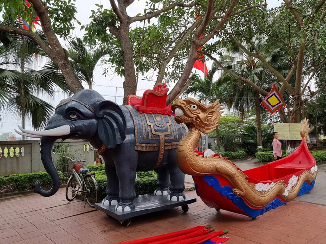 Mô hình tàu và tượng đang được hoàn tất chuẩn bị cho lễ hội truyền thống Chèo tàu Tổng Gối 2024. 8.jpg