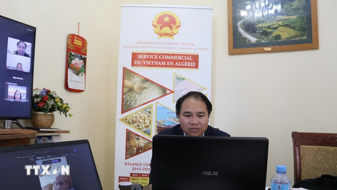Ông Hoàng Đức Nhuận, Tham tán Thương mại Đại sứ quán Việt Nam tại Algeria, trả lời các câu hỏi của doanh nghiệp. (Ảnh: Mạnh Hùng/TTXVN) ttxvn-vn-angie-1.jpg