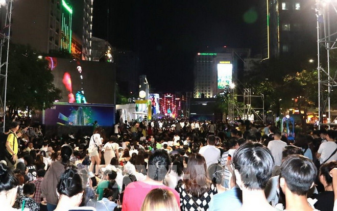 Mensen verzamelden zich op de Nguyen Hue-wandelstraat om het nieuwe jaar te verwelkomen. (Foto: Quang Chau/VNA) 1-9798.jpg