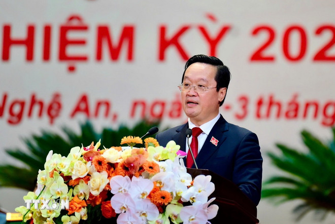 Towarzysz Nguyen Duc Trung, sekretarz komitetu partii prowincji Nghe An, wygłosił przemówienie zamykające Kongres. (Zdjęcie: Trinh Duy Hung/VNA) ttxvn-nghe-an-3.jpg