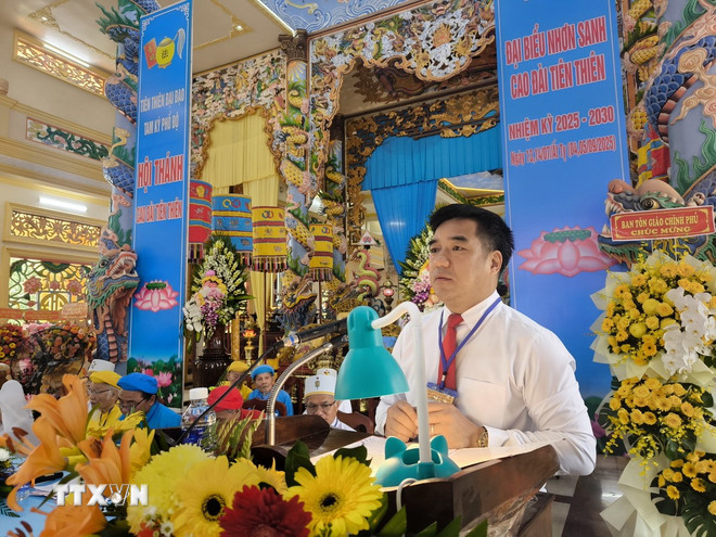 Ông Nguyễn Phúc Nguyên, Trưởng phòng Cao Đài, Ban Tôn giáo Chính phủ phát biểu tại Đại hội. (Ảnh: Huỳnh Phúc Hậu/TTXVN) ttxvn-vinh-long-1.jpg