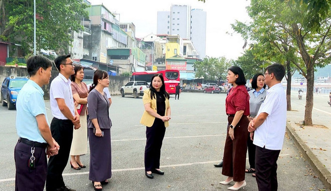 Wakil Ketua Komite Rakyat Provinsi Lao Cai, Vu Thi Hien Hanh, meninjau lokasi penyelenggaraan Festival Sungai Merah tahun 2025. (Foto: Portal Informasi Elektronik Provinsi Lao Cai) lao-cai.jpg