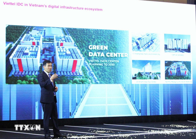 Ông Lê Bá Tân, Giám đốc Viettel IDC giới thiệu quá trình phát triển của Viettel IDC tại sự kiện. (Ảnh: Hoàng Minh/TTXVN) ttxvn-campuchia.jpg