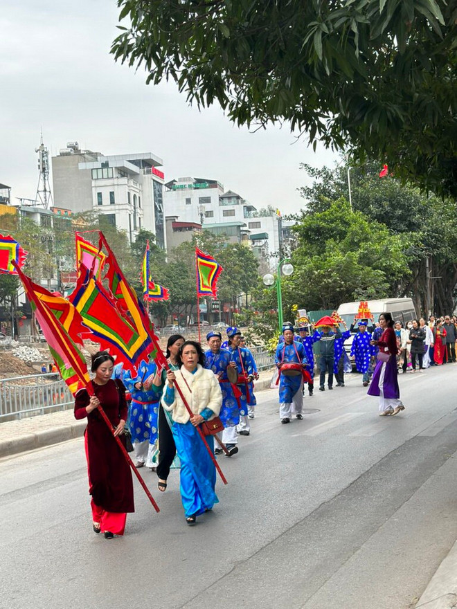ប្រជាជនចូលរួមបុណ្យភូមិវង្សយ៉ាងអន្ទះសា។ (រូបថត៖ មន្ទីរវប្បធម៌ និងកីឡាហាណូយ) 3-9984.jpg
