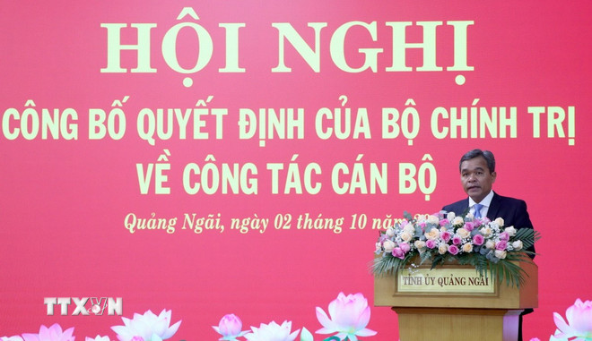 លោក Ho Van Nien លេខាគណៈកម្មាធិការបក្សខេត្ត Quang Ngai ថ្លែងសុន្ទរកថាទទួលភារកិច្ច។ (រូបថត៖ Cao Nguyen/VNA) ttxvn-quang-ngai-1.jpg