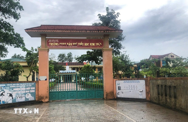 សាលាបឋមសិក្សាគឹមធុយ ដែលសិស្ស៤០នាក់កំពុងសម្រាកព្យាបាលនៅមន្ទីរពេទ្យ ដោយសារសង្ស័យពុលអាហារ។ (រូបថត៖ VNA) ttxvn-quang-tri.jpg