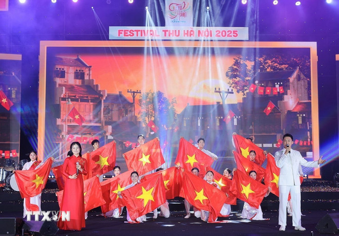 3. Hanoi Sonbahar Festivali'nin açılış töreninde sanat performansı. (Fotoğraf: Hoang Hieu/ VNA) ttxvn-thu-hn.jpg