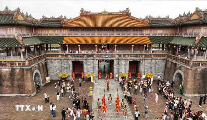Phục dựng lại Lễ đổi gác được diễn ra tại cổng Ngọ Môn Đại Nội Huế. (Ảnh: Phạm Hậu/TTXVN) ttxvn-39-du-lich-hue-6.jpg