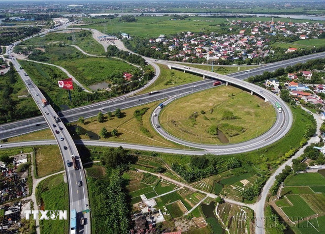 80 năm Quốc khánh: Các nghị quyết trụ cột giúp Việt Nam cất cánh ttxvn-30-kinh-te-cao-toc.jpg