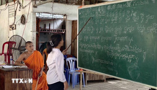 Học sinh đọc chữ Khmer. (Ảnh: Thanh Sang/TTXVN) ttxvn-2307-agiang.jpg