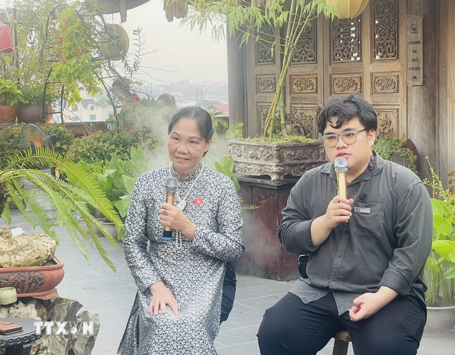 Ha Thi Vinh 장인이 기자들에게 Bat Trang 도자기를 소개합니다. (사진: Tuyet Mai - VNA) ttxvn-gom-bat-trang-2.jpg
